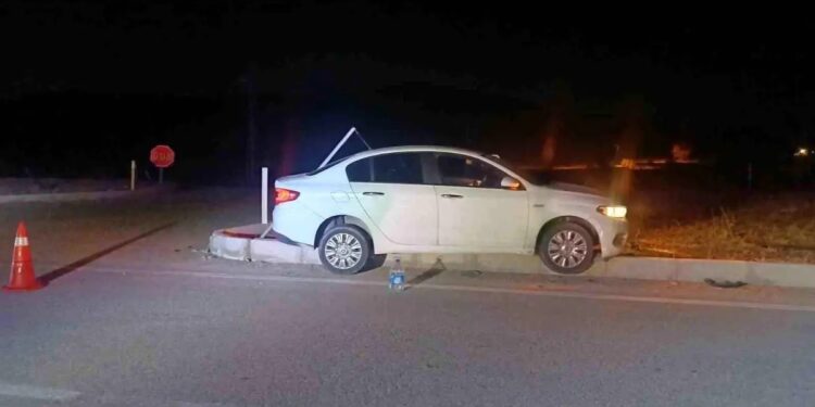 Avtomobil səkiyə çırpıldı: 3 yaralı