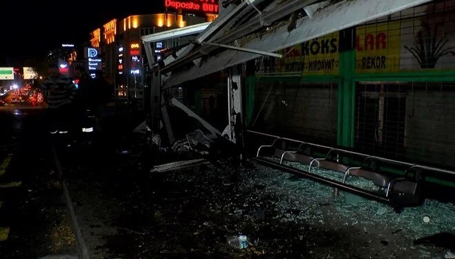 Avtomobil dayacağa çırpıldı: 1 yaralı