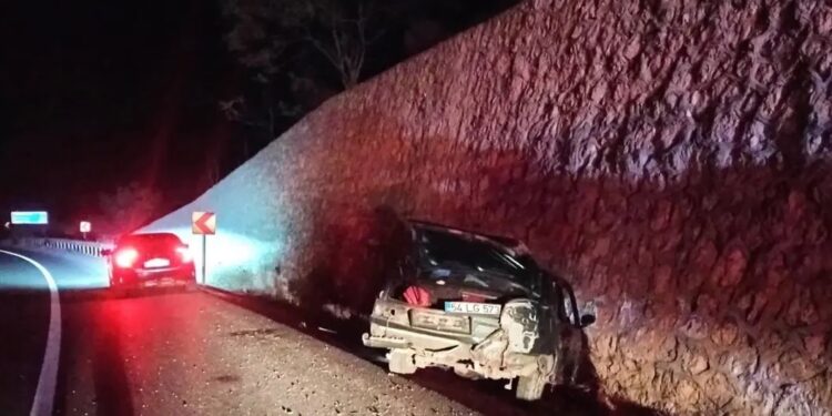 Avtomobil yol kənarına aşdı: Sürücü yaralandı