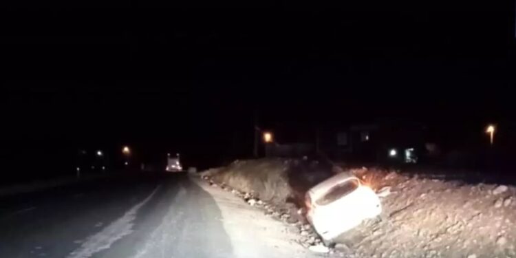 Avtomobil yol kənarına aşdı: 2 yaralı