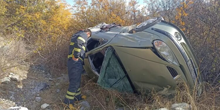 Avtomobil baryerlərə çırpılaraq yol kənarına aşdı: 2 yaralı