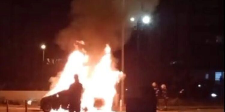 Parklanmış vəziyyətdə olan avtomobil yandı