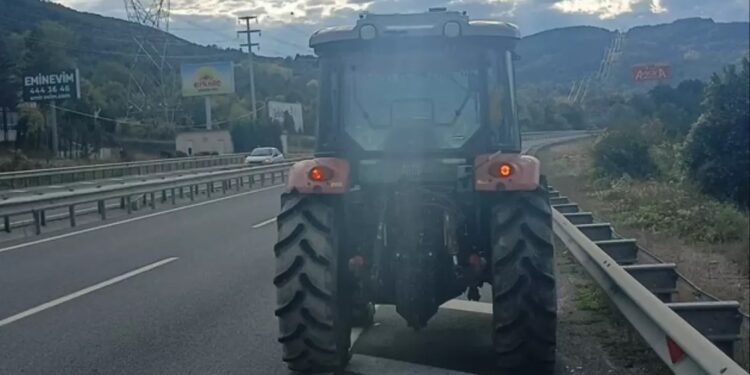 Minik avtomobili traktorla toqquşdu: 2 yaralı