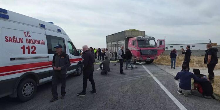 Minik avtomobil və yük maşını toqquşdu: Bir ailədən üç nəfər öldü