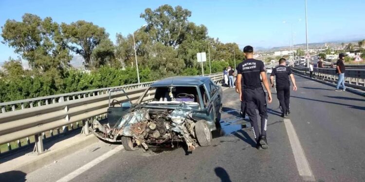 Avtomobil baryerlərə çırpıldı: 2 yaralı