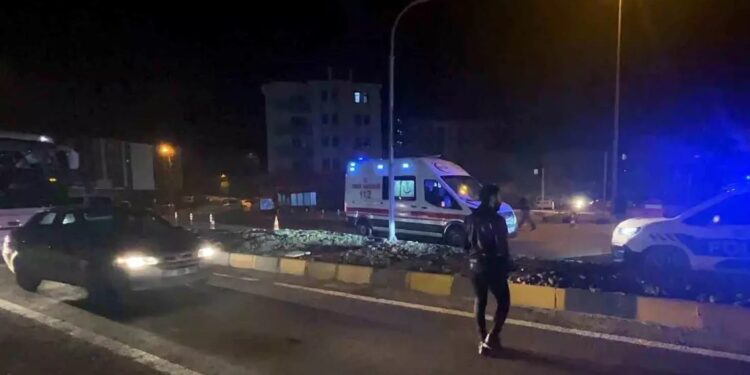 Minik avtomobili polis əməkdaşını vurdu