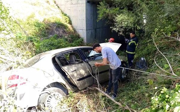 Avtomobil çaya aşdı: 2 yaralı