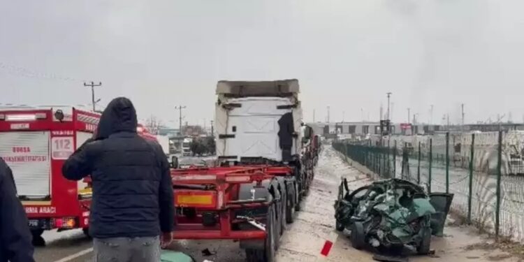 Minik avtomobili parklanmış vəziyyətdə olan TIR-a çırpıldı: 1 yaralı