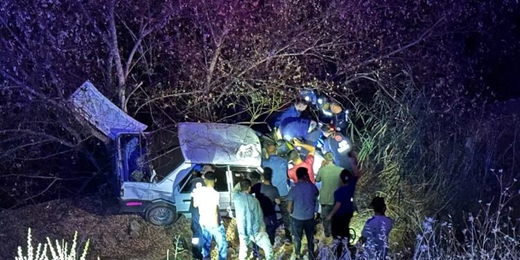 Avtomobil yol kənarına aşdı: 2 yaralı