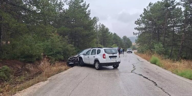 İki avtomobil toqquşdu: 3 yaralı