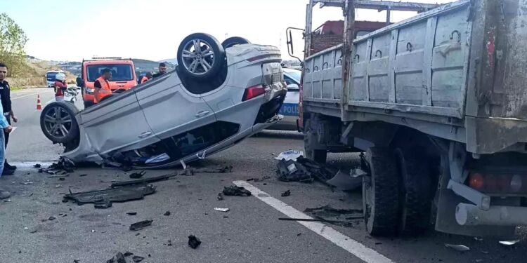 Minik avtomobili və yük maşını toqquşdu: 2 yaralı