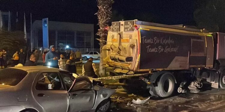 Avtomobil zibil maşınına çırpıldı: Sürücü öldü