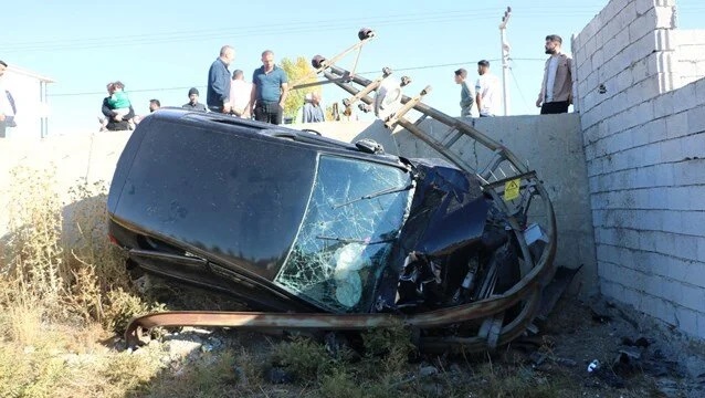 Avtomobil işıq dirəyinə çırpıldı: 6 yaralı