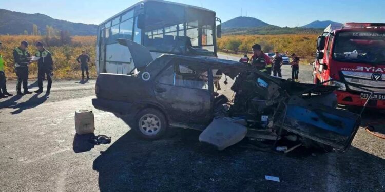 Mikroavtobus və minik avtomobili toqquşdu: 3 ölü, 12 yaralı