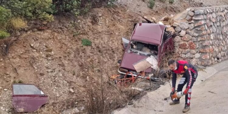 Avtomobil istinad divarına çırpıldı: Sürücü yaralandı, arvadı öldü