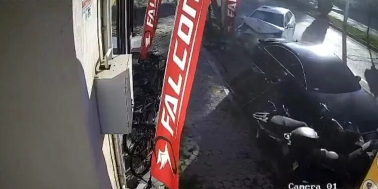 Minik avtomobili parklanmış vəziyyətdə olan avtomobilə və motosikletə çırpıldı