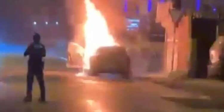 Parklanmış vəziyyətdə olan avtomobil yandı