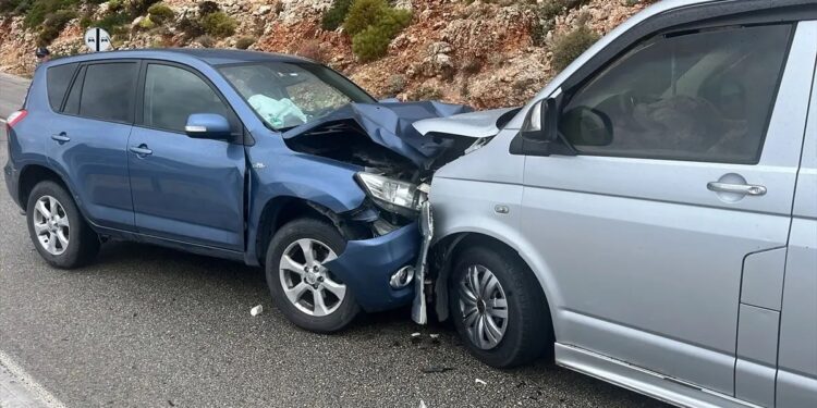 İki avtomobil toqquşdu: 2 yaralı