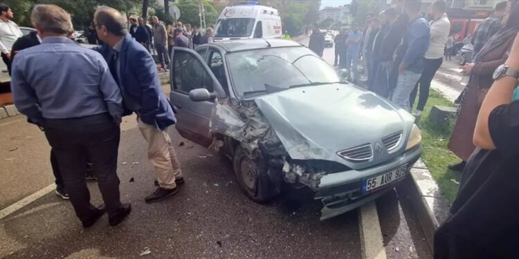 İki avtomobil toqquşdu: 3 yaralı