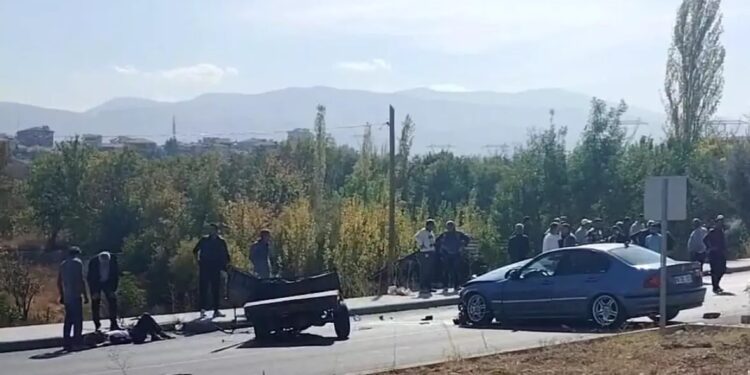 Minik avtomobili və üç təkərli motosiklet toqquşdu: 3 yaralı