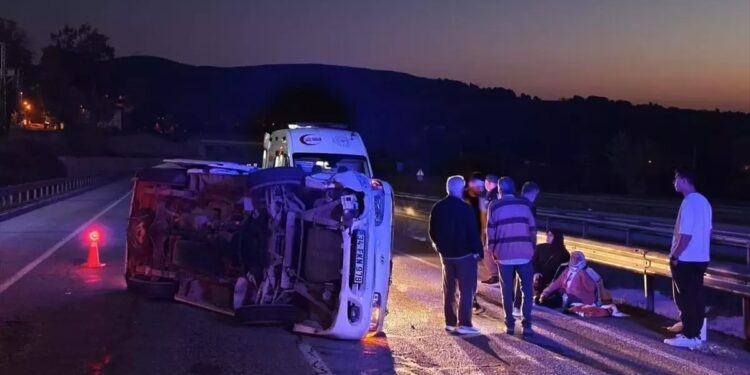 Minik avtomobili və mikroavtobus toqquşdu: 9 yaralı