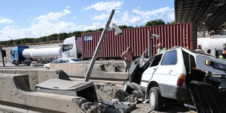 Avtomobil beton baryerə çırpıldı: 2 yaralı