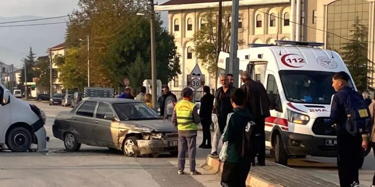 Minik avtomobili və mikroavtobus toqquşdu: 1 yaralı