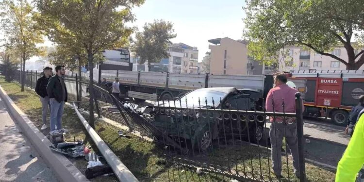 Avtoxuliqanlıq edən avtomobil ağaca və TIR-a çırpıldı: 2 yaralı