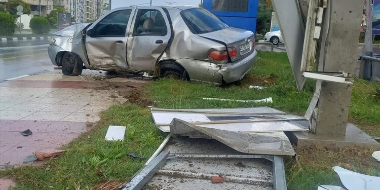 Avtomobil yanacaqdoldurma məntəqəsinin reklam bannerinə çırpıldı