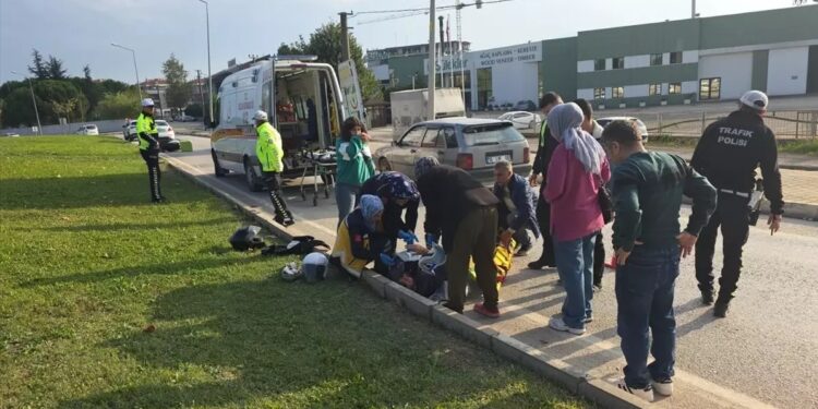 Avtomobilin qoşqusunda olan motosiklet aşdı: Sürücü yaralandı