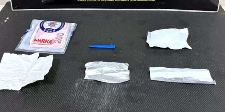 İki narkotik alverçisi saxlanıldı