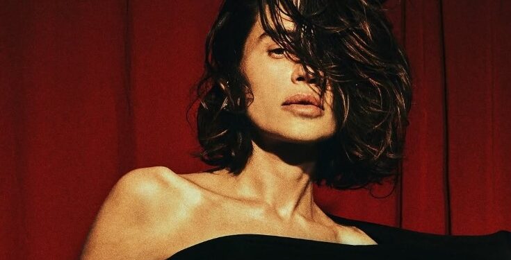 Günay çılpaq fotosunu paylaşdı