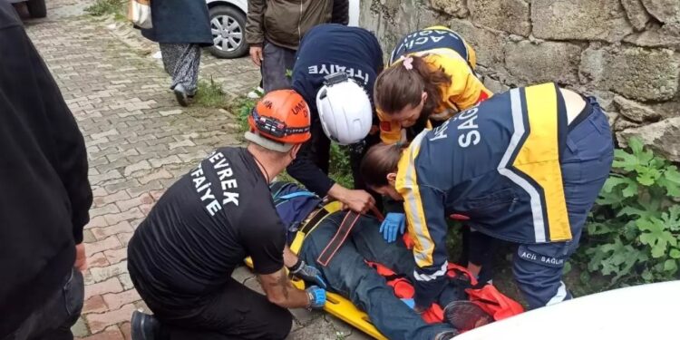 Minik avtomobili piyadanı vurdu