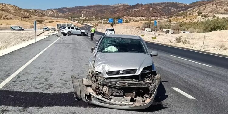 İki avtomobil toqquşdu: 5 yaralı