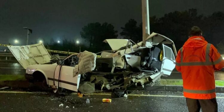 Sürücü işıq dirəyinə çırpıldı: 1 yaralı