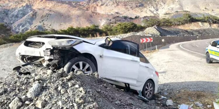 Avtomobil yol kənarında olan qum yığınına çırpıldı: 1 yaralı