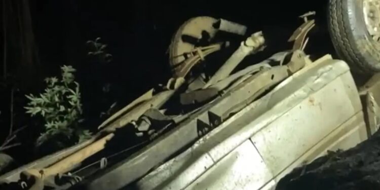 Avtomobil uçurumdan aşdı: 1 ölü, 1 yaralı