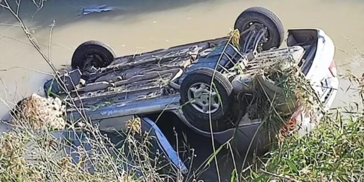 Avtomobil su kanalına aşdı: 1 yaralı