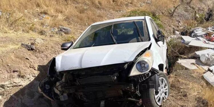 Avtomobil yol kənarına aşdı: 3 yaralı