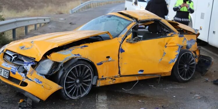 İki avtomobil toqquşdu: 2 yaralı