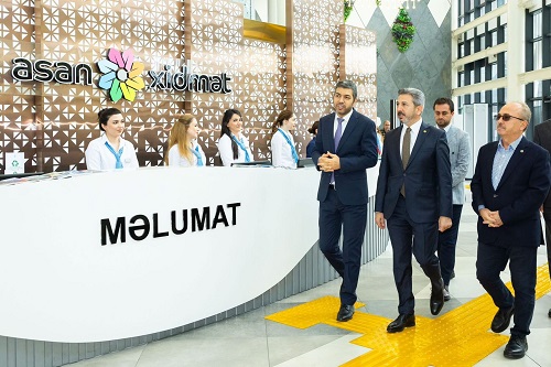 Türkiyəli nazir müavini “ASAN xidmət”də