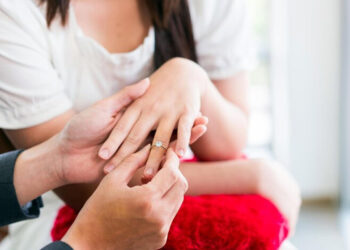 Evlilər subaylardan daha xoşbəxt imiş – Araşdırma