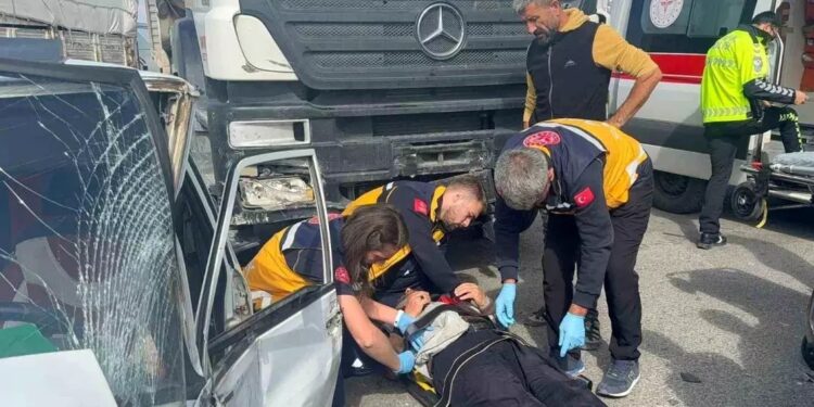 Minik avtomobili və TIR toqquşdu: 1 yaralı