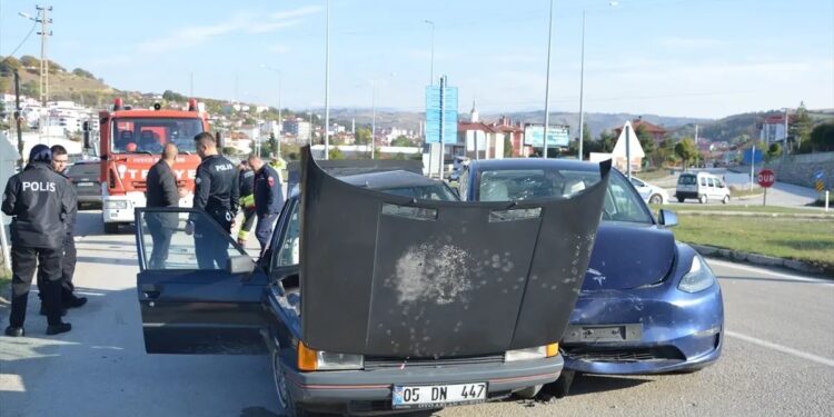 İki avtomobil toqquşdu: 1 yaralı