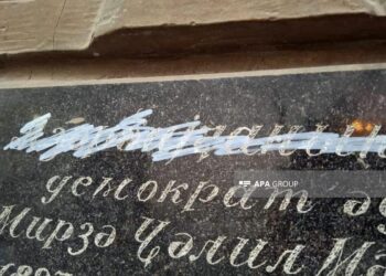Mirzə Cəlilin Tbilisidəki barelyefində “Azərbaycan” yazısı silindi – FOTOLAR