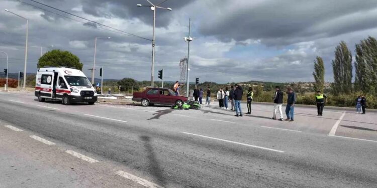 Qırmızı işıqda keçən avtomobil motosikletə çırpıldı