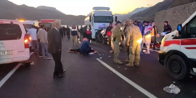 Minik avtomobili və tanker toqqoşdu: 2 ölü, 4 yaralı