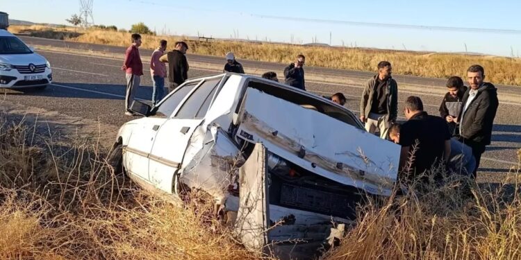 Avtomoil yol kənarına aşdı: 2 yaralı