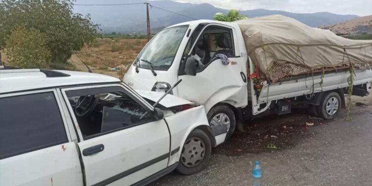 Minik avtomobili və yük maşını toqquşdu: 2 yaralı