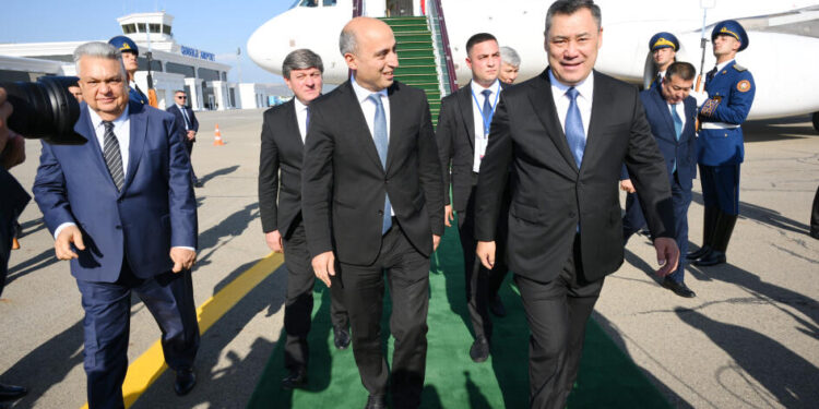 Qırğızıstan Prezidenti Azərbaycana səfərə gəlib - FOTOLAR